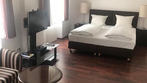 Blackout curtains, soundproofing, iron/ironing board (on request) - Eisberg Hotel City (Lahr)