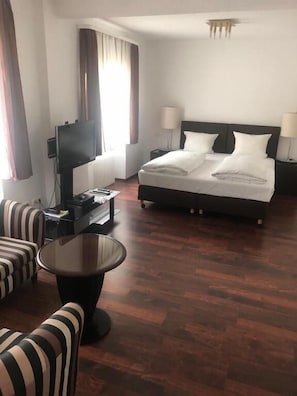 Rideaux occultants, chambres insonorisées, fer et planche à repasser