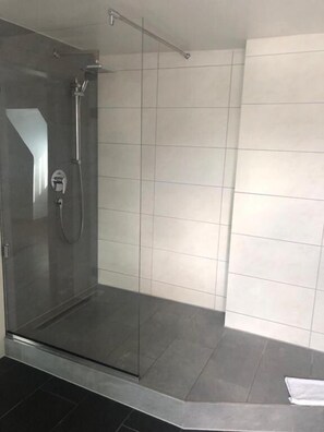 Comfort-Doppelzimmer | Badezimmer | Dusche, Haartrockner, Handtücher