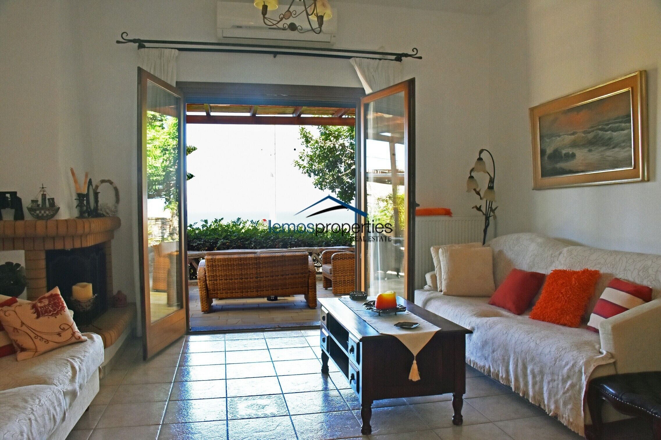 Family villa only a 3 minute walk from 2 beaches and the town of Korissia.