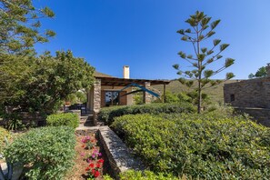 Exterior - Villa Mirsini only a 3 minute walk from 2 beaches and the town of Korissia. (Kea)