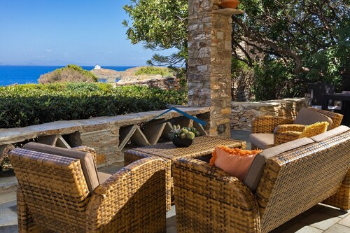 Villa Mirsini only a 3 minute walk from 2 beaches and the town of Korissia.