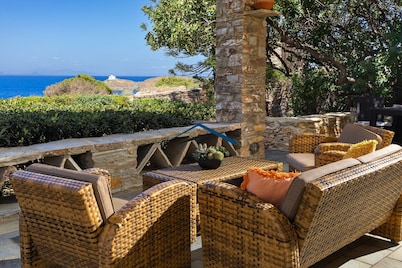 Villa Mirsini only a 3 minute walk from 2 beaches and the town of Korissia.