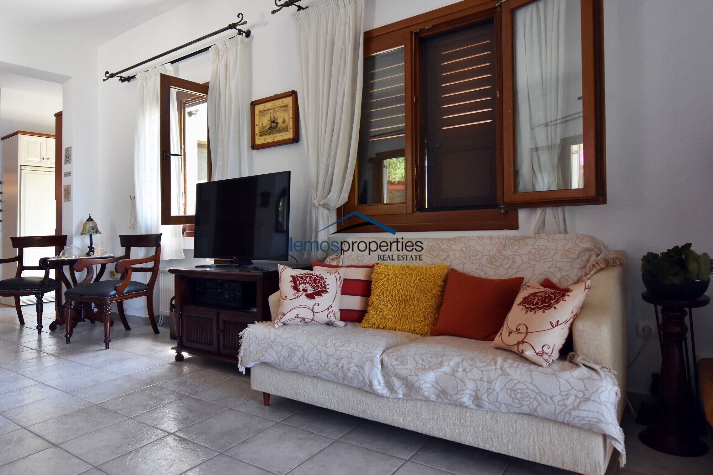 Family villa only a 3 minute walk from 2 beaches and the town of Korissia.