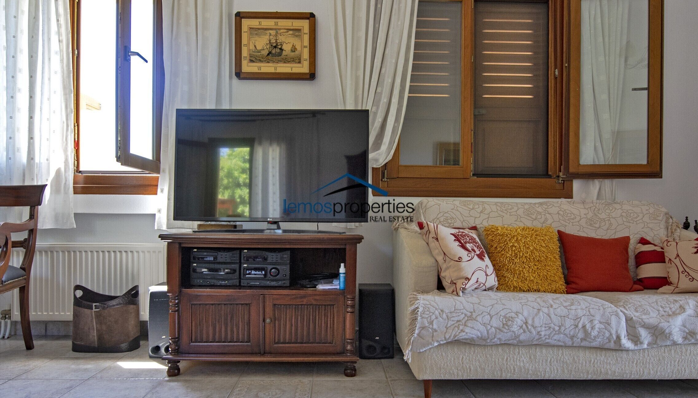 Family villa only a 3 minute walk from 2 beaches and the town of Korissia.