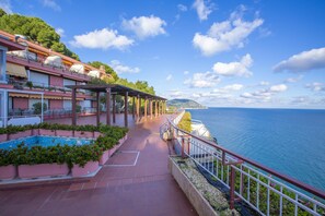 Apartamento estándar, varias habitaciones, mirando al mar (Il Suono del Mare - Sea Front) | Jardines del alojamiento