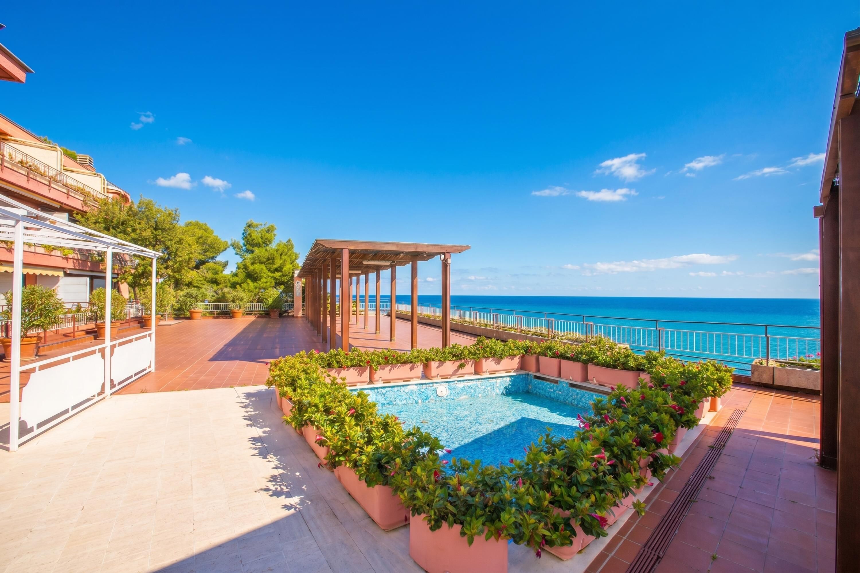 Departamento estándar, 2 habitaciones, aire acondicionado (Il Suono del Mare - Sea Front) | Alberca | Alberca al aire libre por temporada 