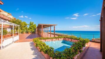 Departamento estándar, 2 habitaciones, aire acondicionado (Il Suono del Mare - Sea Front) | Alberca | Alberca al aire libre por temporada