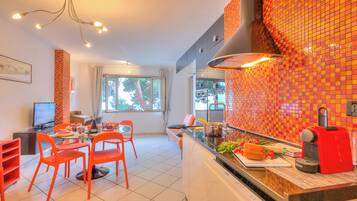 Lemari es, oven, kompor, dan mesin pencuci piring