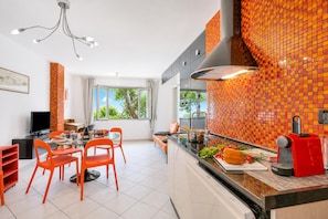 Appartamento Standard, 2 camere da letto, aria condizionata (Il Suono del Mare - Sea Front) | Cucina privata | Frigorifero, forno, piano cottura, lavastoviglie