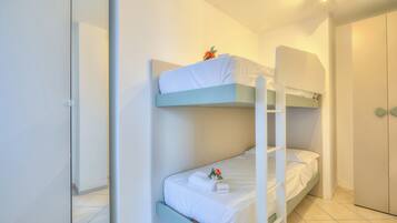 Appartamento Standard, camere multiple, fronte mare (Il Suono del Mare - Sea Front) | 2 camere, ferro/asse da stiro, Wi-Fi (a pagamento), lenzuola