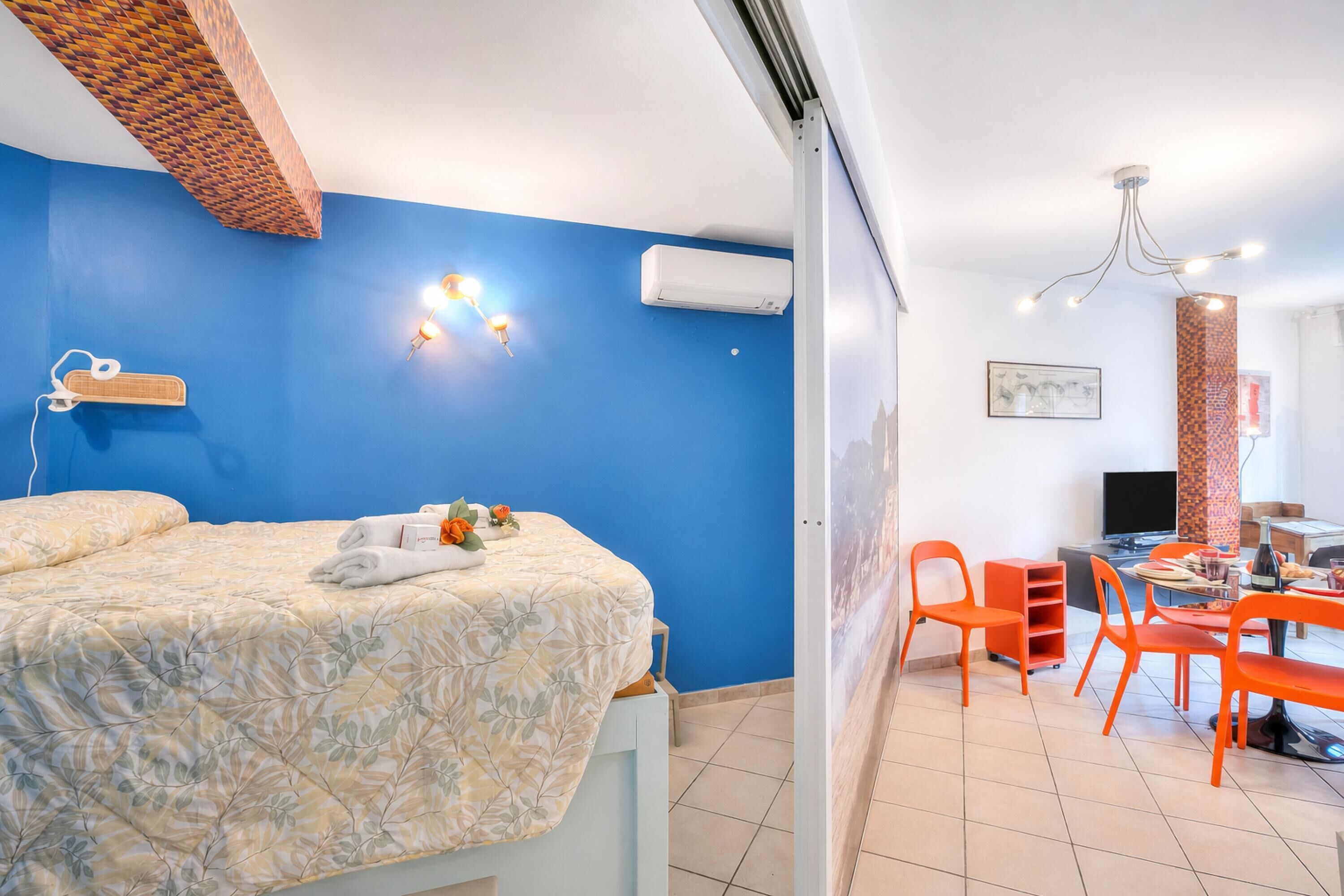 Departamento estándar, 2 habitaciones, aire acondicionado (Il Suono del Mare - Sea Front) | 2 habitaciones, tabla de planchar con plancha, wifi y ropa de cama 