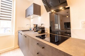 ثلاجة، ميكروويف، فرن، موقد طهي مسطح