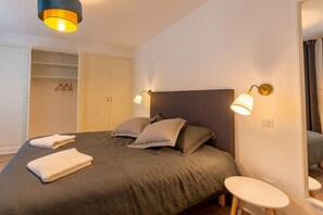 2 عدّة غرف نوم ومكواة/لوح كي وواي فاي وملاءات أسرّة