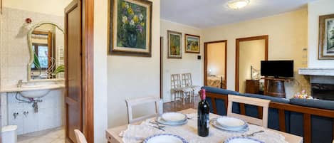 Family Villa, Multiple Bedrooms, Fireplace (Tenuta Di Litiano With Pool) | Dining