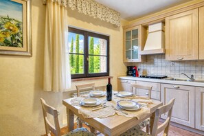Villa familiar, varias habitaciones, chimenea (Tenuta Di Litiano With Pool) | Restaurantes