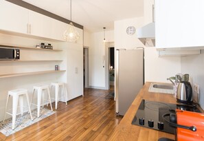 Réfrigérateur, micro-ondes, four, plaque de cuisson