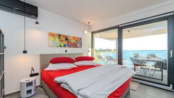 2 chambres, coffres-forts dans les chambres, fer et planche à repasser