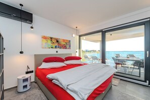 3 bedrooms, in-room safe, iron/ironing board, free WiFi - Modern Appartment directly at the ocean  (Privlaka)
