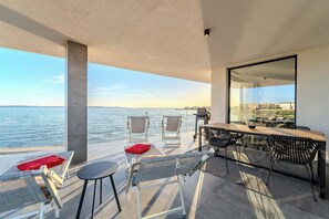 Outdoor dining - Modern Appartment directly at the ocean  (Privlaka)