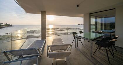 Traumwohnung direkt am Meer mit beheiztem Pool und tollem Blick