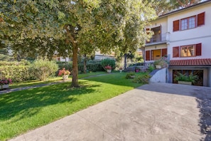 Family House, Multiple Bedrooms, 2 Bathrooms, Sea Facing (Casa Maddalena al Mare 600m from sea) | Property grounds - Casa Maddalena al Mare 600m From sea (Pietrasanta)