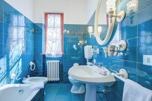 Family House, Multiple Bedrooms, 2 Bathrooms, Sea Facing (Casa Maddalena al Mare 600m from sea) | Bathroom | Combined shower/bathtub, bidet, towels, soap - Casa Maddalena al Mare 600m From sea (Pietrasanta)