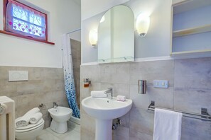 Family House, Multiple Bedrooms, 2 Bathrooms, Sea Facing (Casa Maddalena al Mare 600m from sea) | Bathroom | Combined shower/bathtub, bidet, towels, soap - Casa Maddalena al Mare 600m From sea (Pietrasanta)