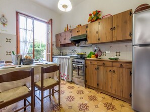 Familjehus - flera sovrum - 2 badrum - mot havet (Casa Maddalena al Mare 600m from sea) | Eget kök | Kylskåp, mikrovågsugn, ugn och spishäll