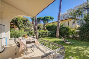 Familienhaus, Mehrere Schlafzimmer, 2 Bäder, Meerseite (Casa Maddalena al Mare 600m from sea) | Speisen im Freien