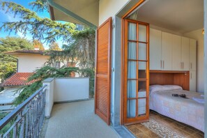 Casa familiare, camere multiple, 2 bagni, fronte mare (Casa Maddalena al Mare 600m from sea) | 3 camere, Wi-Fi (a pagamento), lenzuola