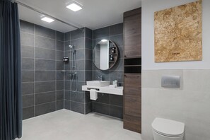 Ducha, artículos de higiene personal gratuitos y secador de pelo
