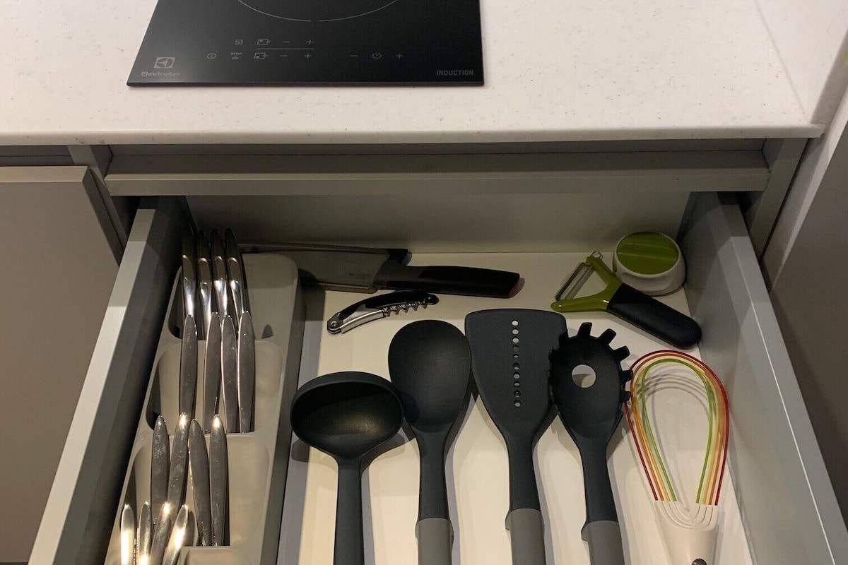 studio, 1 queen bed with sofa bed, non smoking | private kitchen | fridge, microwave, stovetop, dishwasher