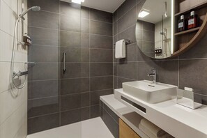 Studio, 1 Queen Bed with Sofa bed | Bathroom | Shower, free toiletries, hair dryer - Residence Inn by Marriott Essen City (Essen)