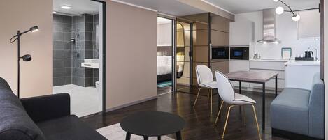 Tallelokero huoneessa, yksilöllisesti sisustettu, työpöytä