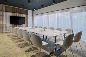 Breakfast served, international cuisine - Residence Inn by Marriott Essen City (Essen)