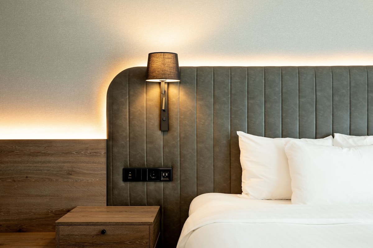 studio, 1 queen bed with sofa bed, non smoking | in-room safe, individually decorated, desk, laptop workspace