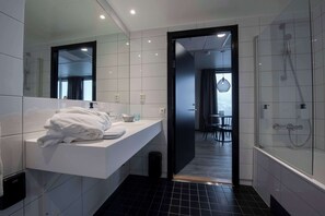 Ropa de cama de alta calidad, minibar, escritorio y cortinas blackout 
