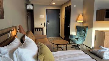 Junior Suite | 1 bedroom, premium bedding, minibar, desk