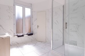 Douche, sèche-cheveux, serviettes fournies, papier toilette