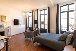 1 bedroom, iron/ironing board, WiFi, bed sheets - Suite Eugénie - 3p. - premium - downtown (Charleville-Mézières)