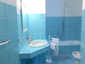Duschwanne, Haartrockner, Bidet, Handtücher