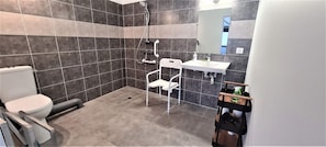 Chuveiro, secador de cabelo, toalhas de banho, sabonete