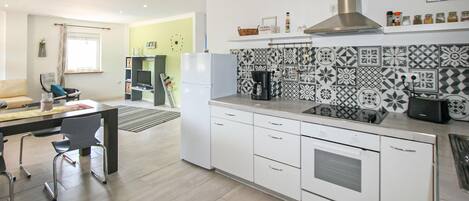 Køleskab, ovn, kogeplade, kaffe-/temaskine