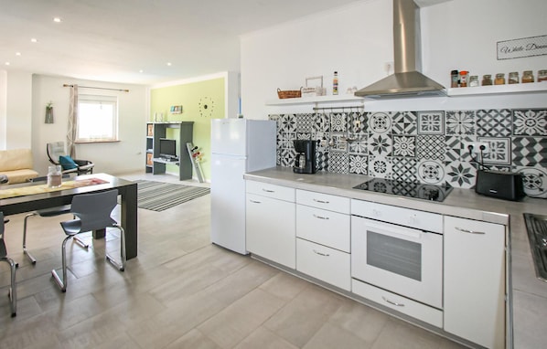 Fridge, oven, stovetop, coffee/tea maker