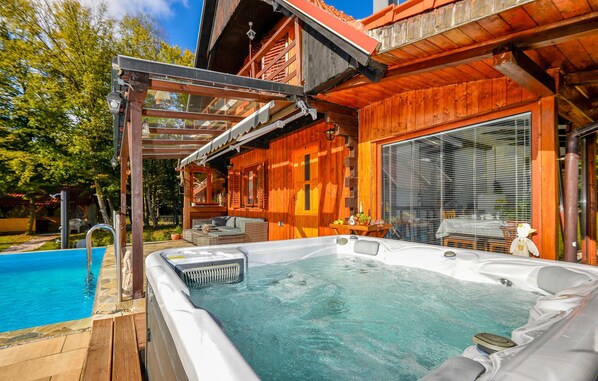 Outdoor spa tub - Lovely home in Frkasic (Frkasic)