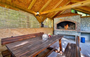 Outdoor dining - Lovely home in Frkasic (Frkasic)