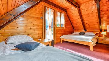 3 chambres, coffres-forts dans les chambres, lit parapluie