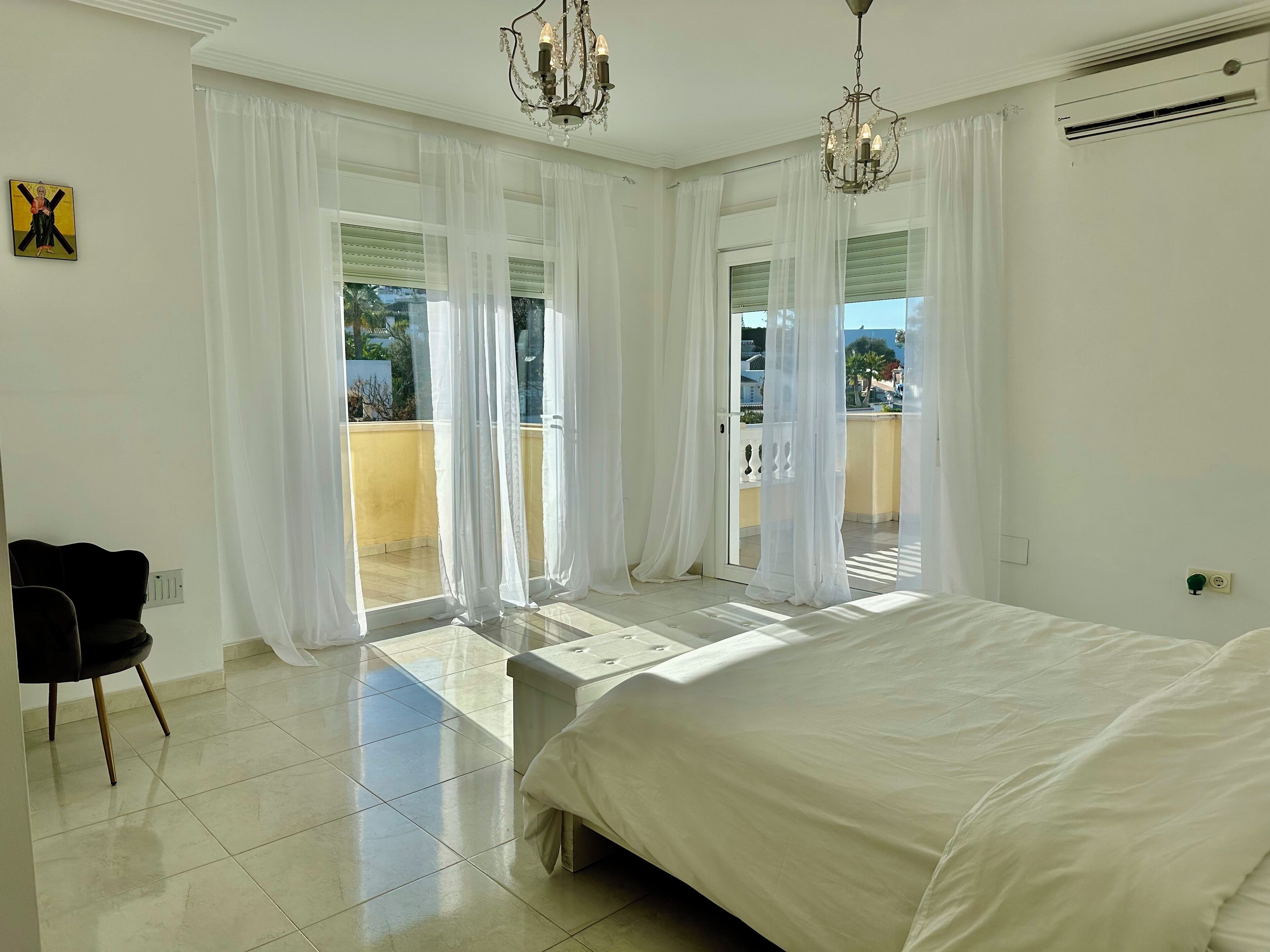 8 quartos, ferros/tábuas de passar roupa, berço de viagem