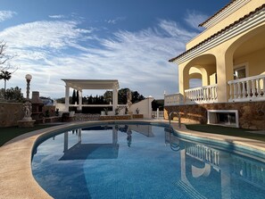 حمّام سباحة خارجي، حمّام سباحة مُدفَّأ